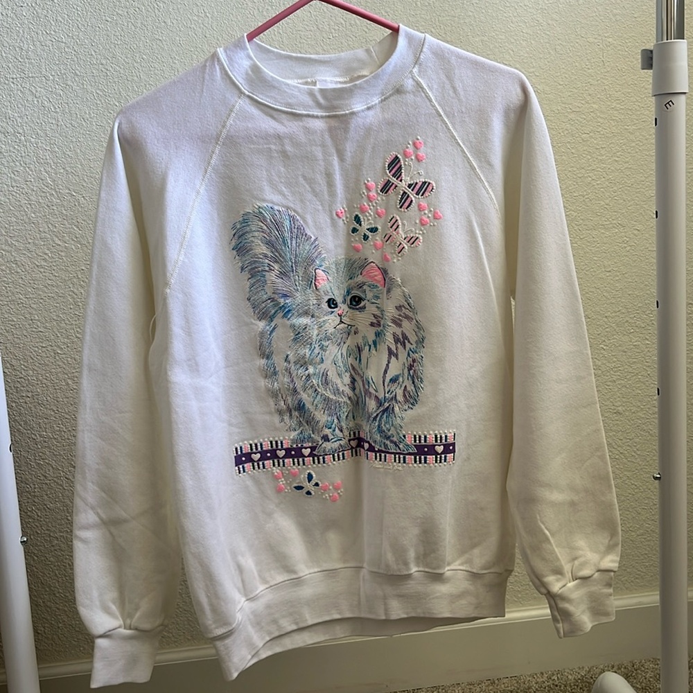 White sweater with cat  rhinestone eyes